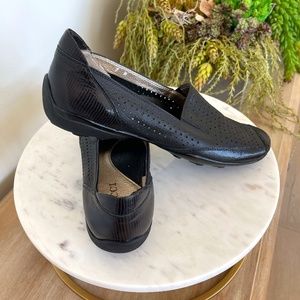 Like NEW! Sesto Meucci Black Perforated Leather Snakeskin Driving Loafer 7 M